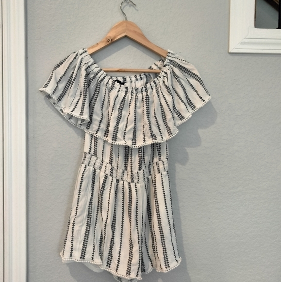 Lulu's Off The Shoulder Romper - Picture 2 of 5